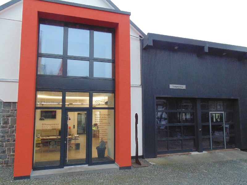 Eingang des Autohaus Stumpf in Homberg (Ohm)